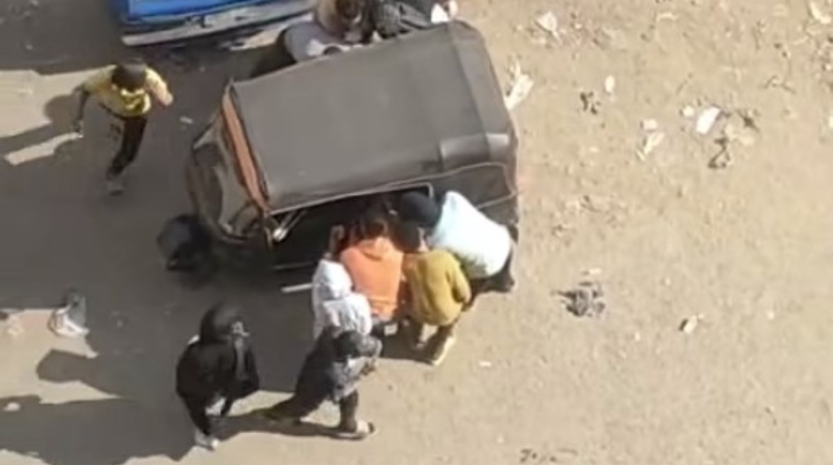 "توك توك" يشتبه في بيعه للمواد المخدرة بالهرم "توك توك" يشتبه في بيعه للمواد المخدرة بالهرم
