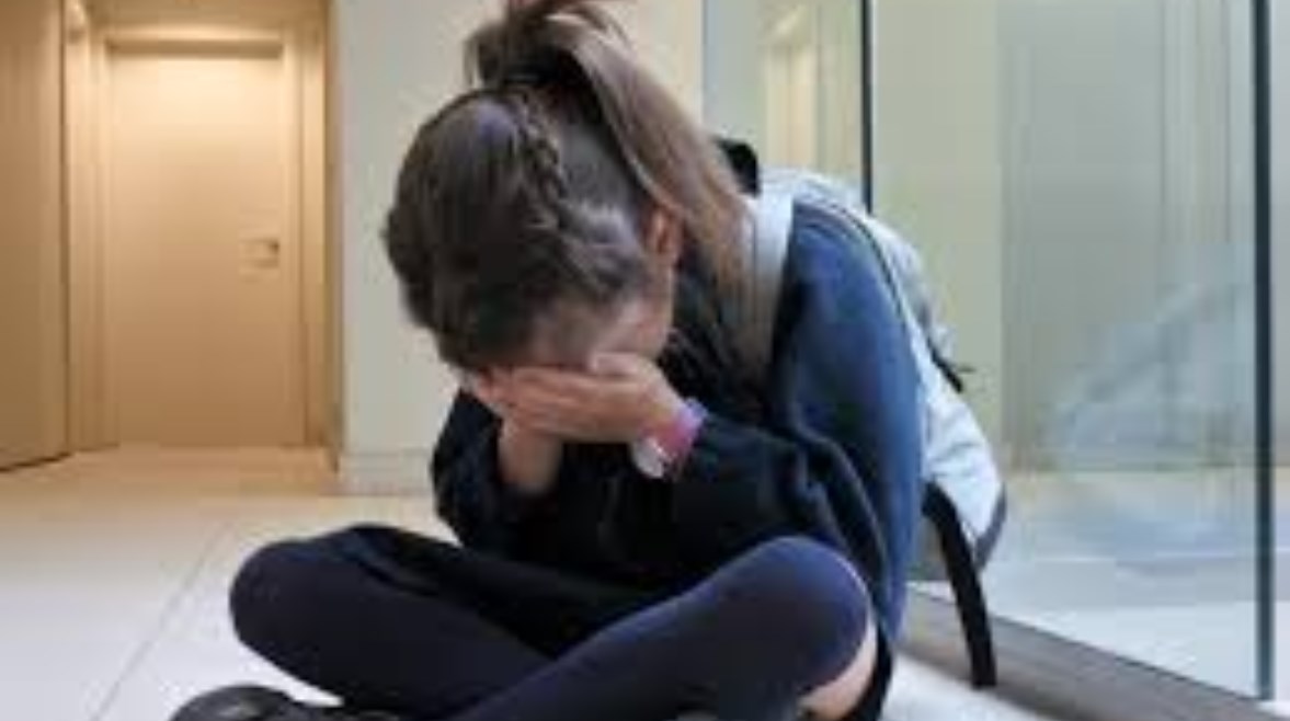 طالبة تبكي - أرشيفية طالبة تبكي - أرشيفية