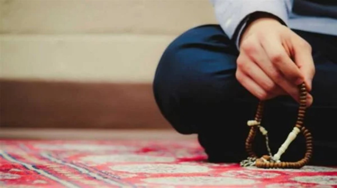 مسلم أثناء الذكر مسلم أثناء الذكر