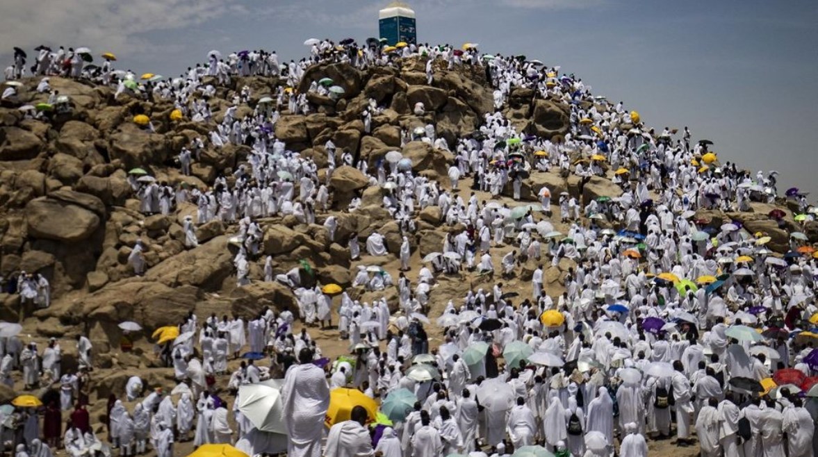 حجاج أثناء مناسك الحج حجاج أثناء مناسك الحج