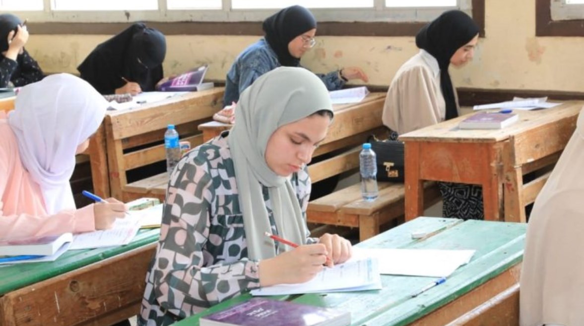 طلاب الثانوية العامة أثناء الامتحان طلاب الثانوية العامة أثناء الامتحان
