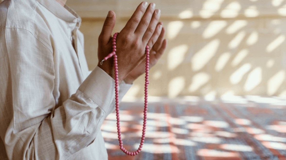 مسلم أثناء الدعاء مسلم أثناء الدعاء