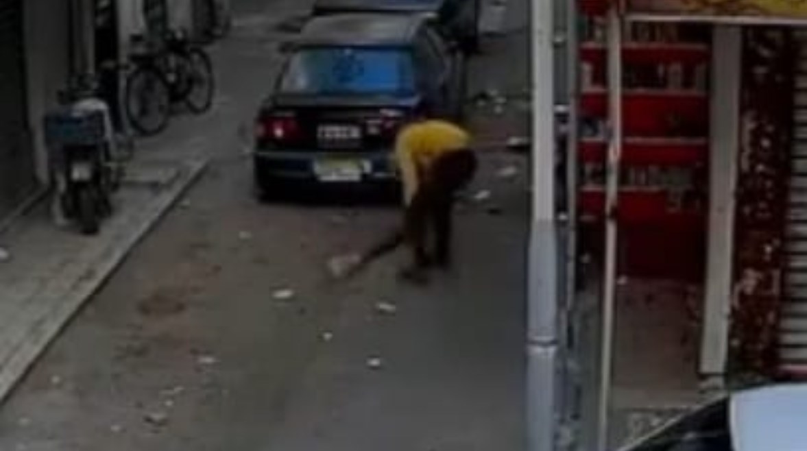 شاب يقتل قطة بوحشية في بورسعيد شاب يقتل قطة بوحشية في بورسعيد