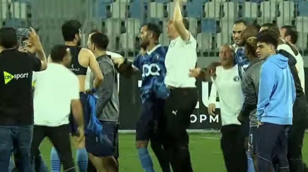 احتفال لاعبي بيراميدز بعد لقاء سيراميكا احتفال لاعبي بيراميدز بعد لقاء سيراميكا