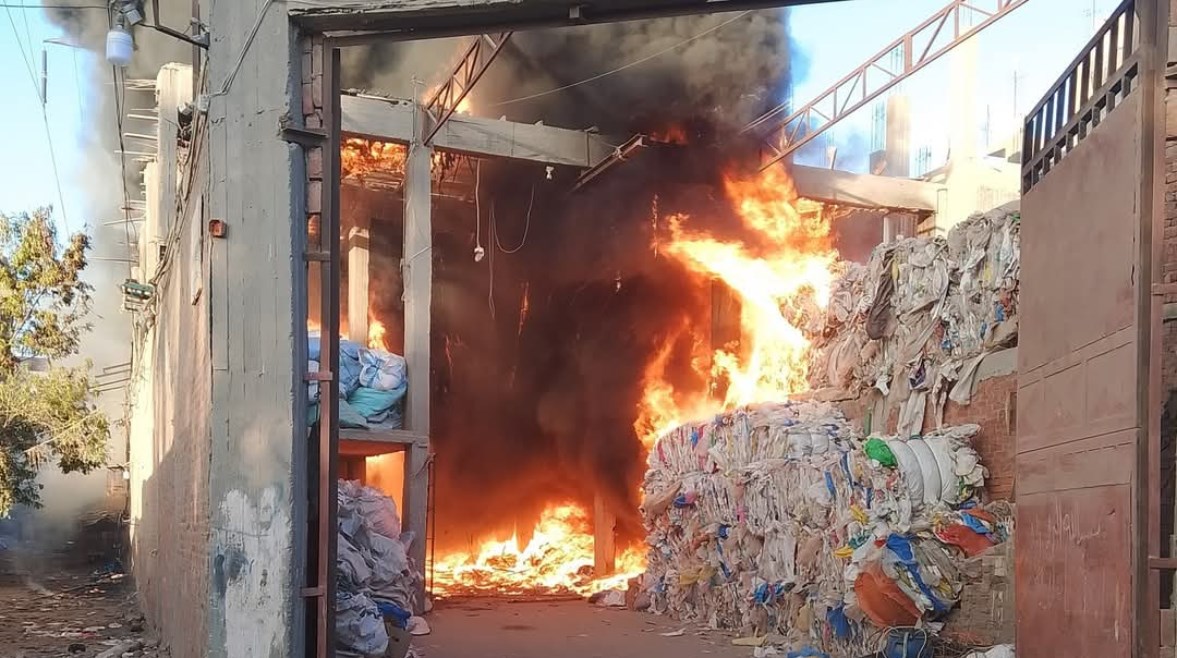 حريق هائل بمخزن بلاستيك بالخانكة حريق هائل بمخزن بلاستيك بالخانكة