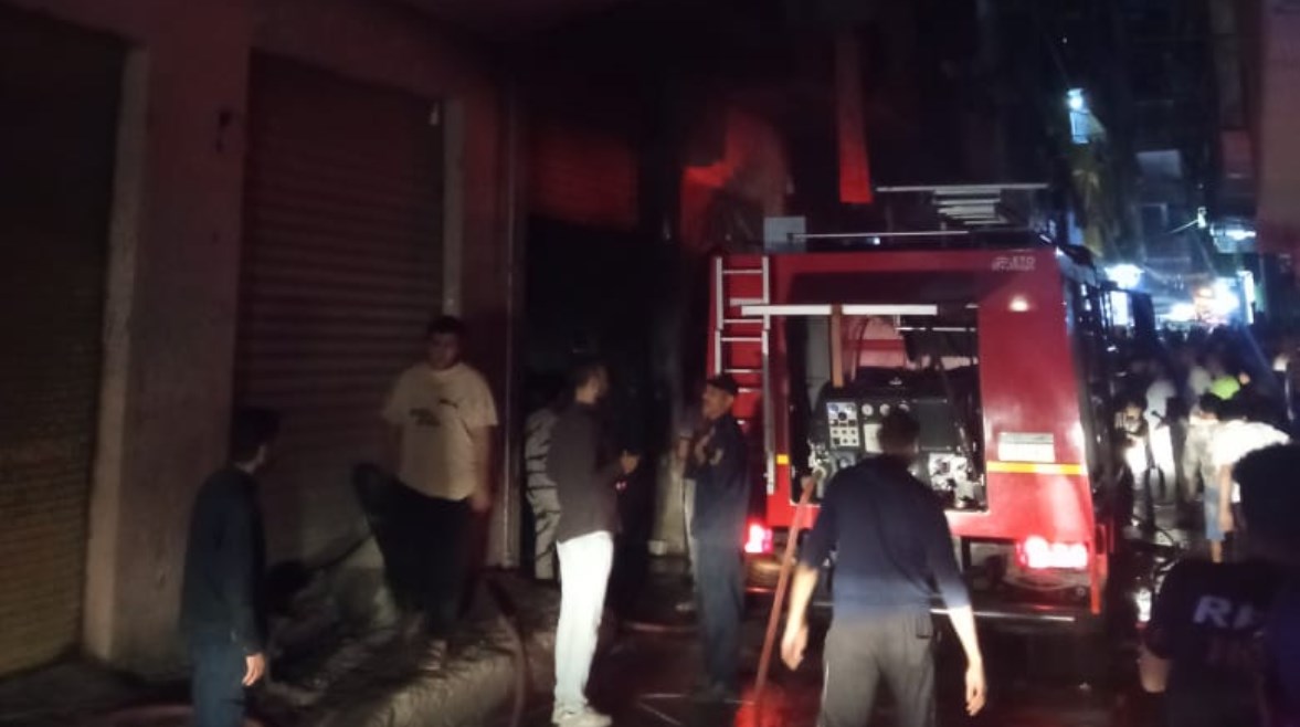 جهود رجال الحماية المدينة اثناء السيطرة على الحريق جهود رجال الحماية المدينة اثناء السيطرة على الحريق