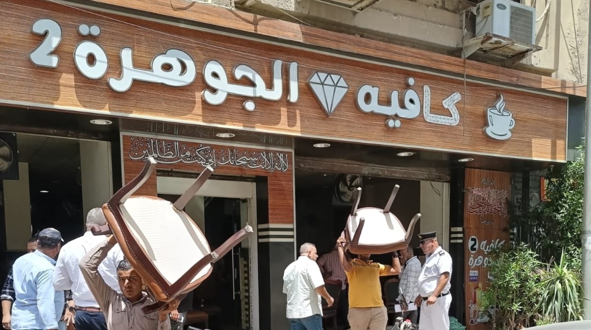 رئيس حي الطالبية ينفذ قرارات غلق لمحال غير مرخصة رئيس حي الطالبية ينفذ قرارات غلق لمحال غير مرخصة