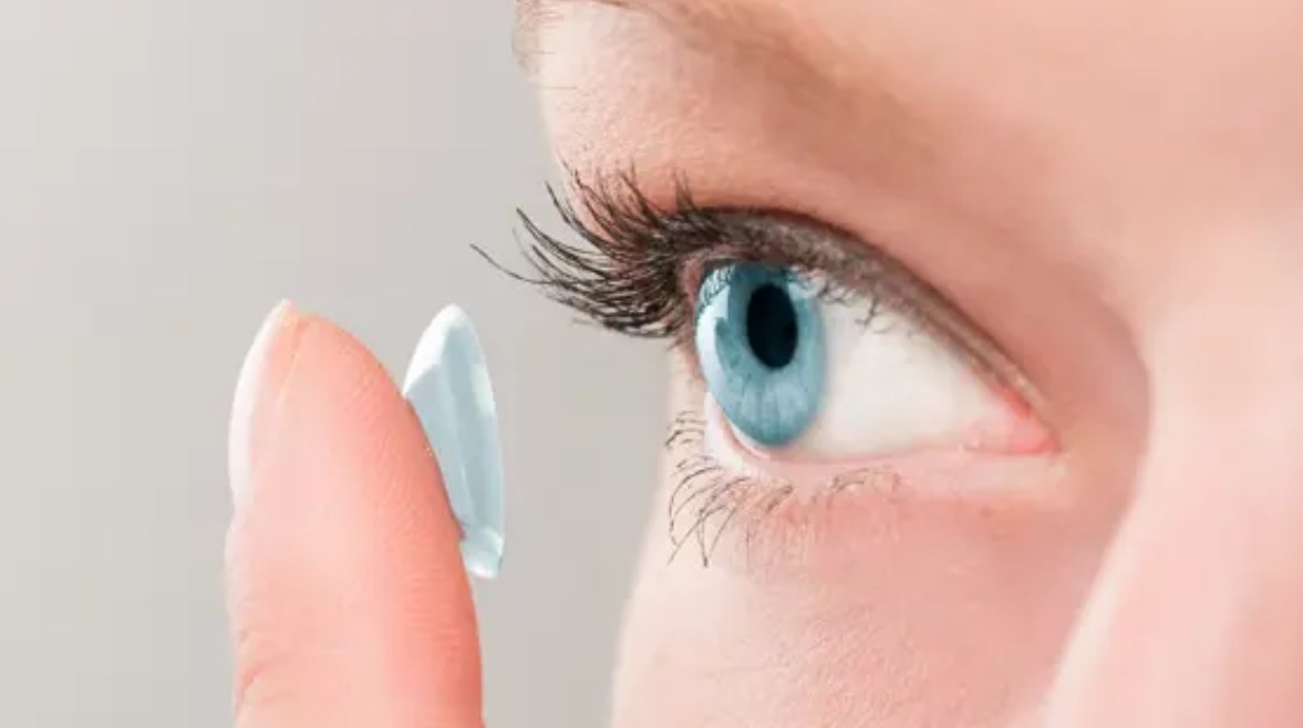 عدسات لاصقة تسمح بالرؤية في الظلام- تعبيرية عدسات لاصقة تسمح بالرؤية في الظلام- تعبيرية