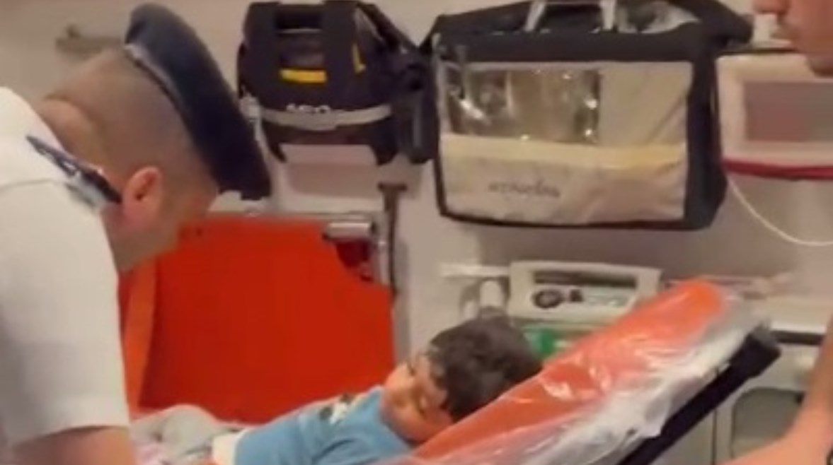 إنقاذ طفل علقت قدمه داخل مصعد سكني إنقاذ طفل علقت قدمه داخل مصعد سكني
