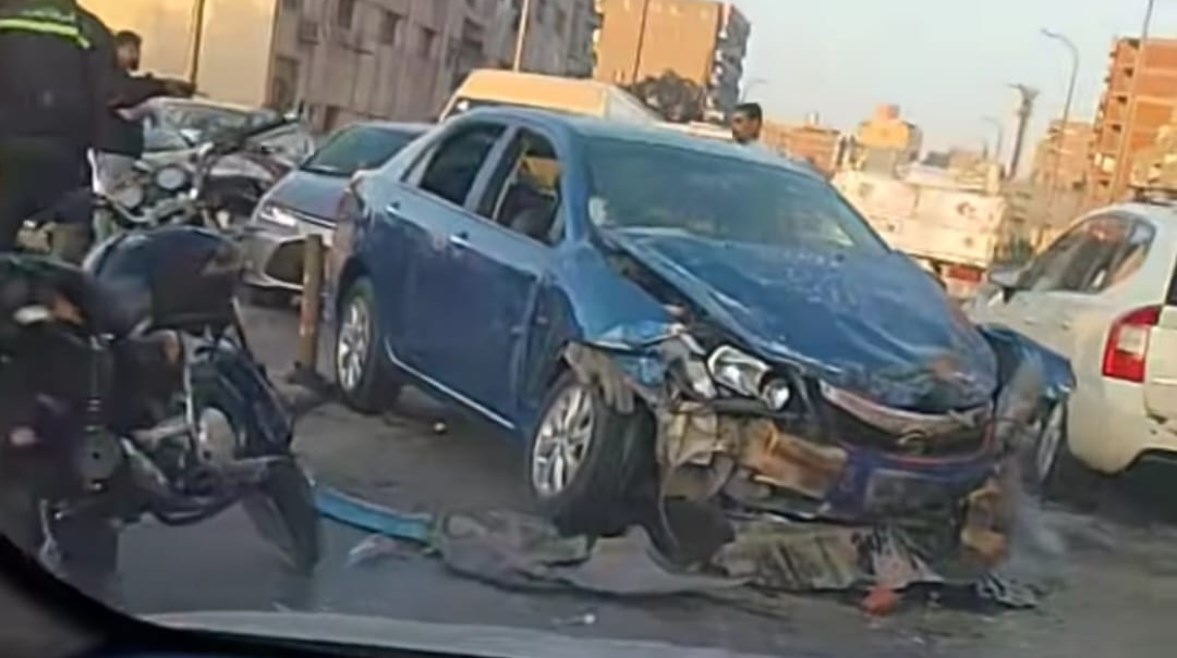 تصادم سيارتين أعلى كوبري جسر السويس تصادم سيارتين أعلى كوبري جسر السويس