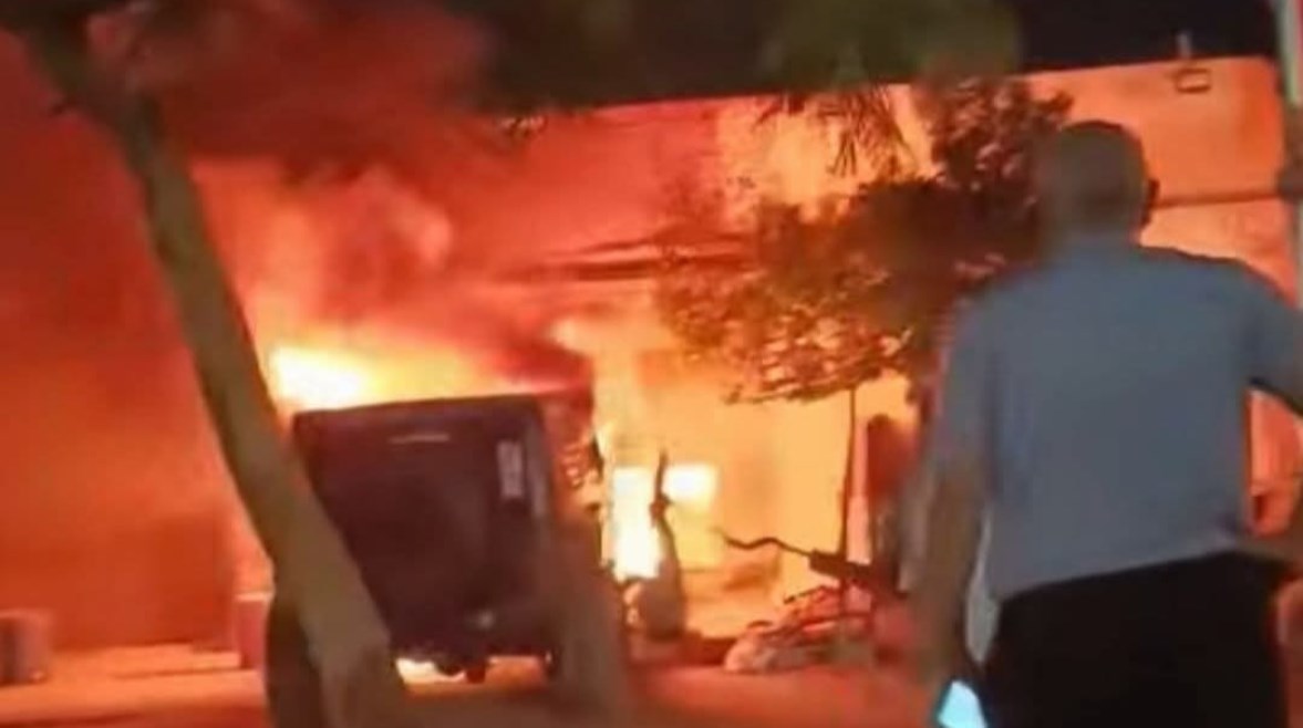 جانب من الحريق جانب من الحريق