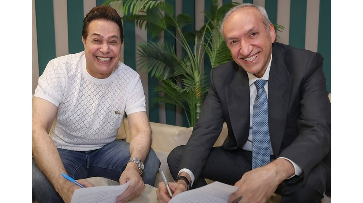 بعد منير وأحمد سعد.. حكيم يتعاقد مع شركة روتانا