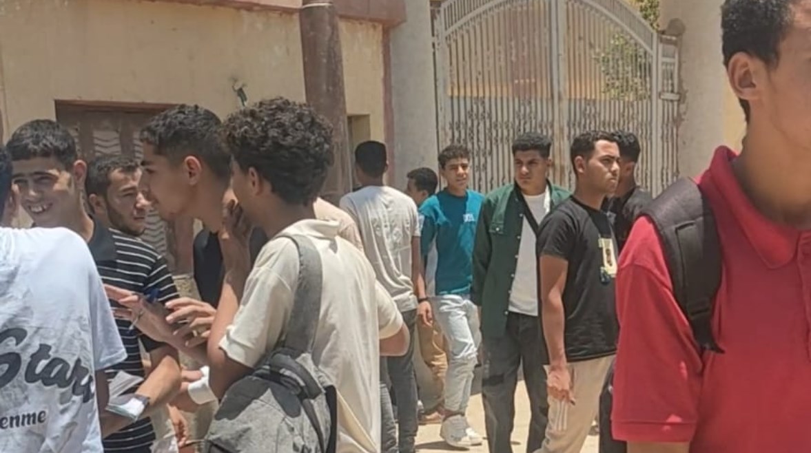 صورة للطلاب عقب خروجهم من الامتحان اليوم بالفيوم صورة للطلاب عقب خروجهم من الامتحان اليوم بالفيوم