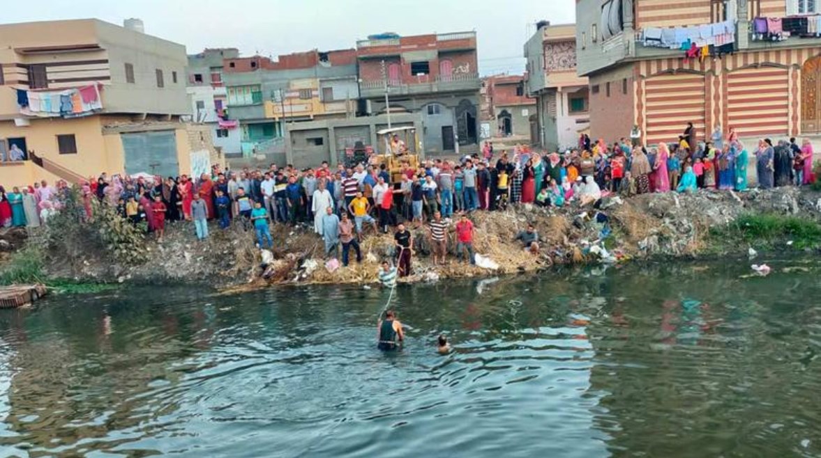 استخراج جثة من ترعة - أرشيفية استخراج جثة من ترعة - أرشيفية