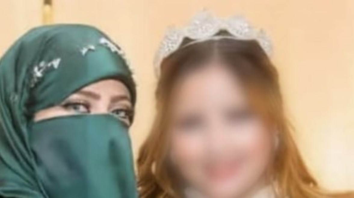 فتاة بورسعيد ووالدتها فتاة بورسعيد ووالدتها