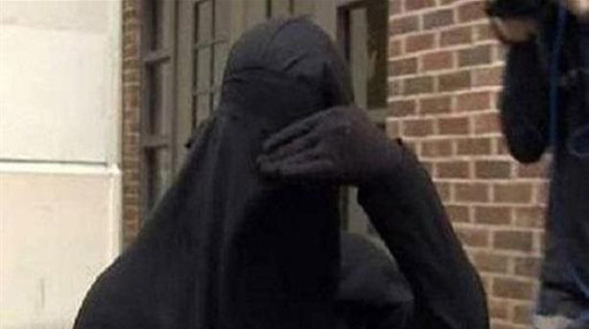 شخص يرتدي ملابس نسائية - أرشيفية شخص يرتدي ملابس نسائية - أرشيفية