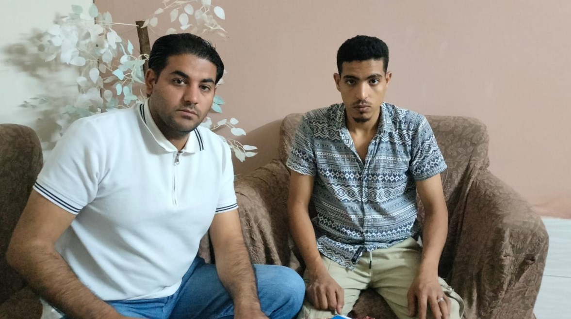 والد الطفل "آدم" مع مراسل تليجراف مصر والد الطفل "آدم" مع مراسل تليجراف مصر
