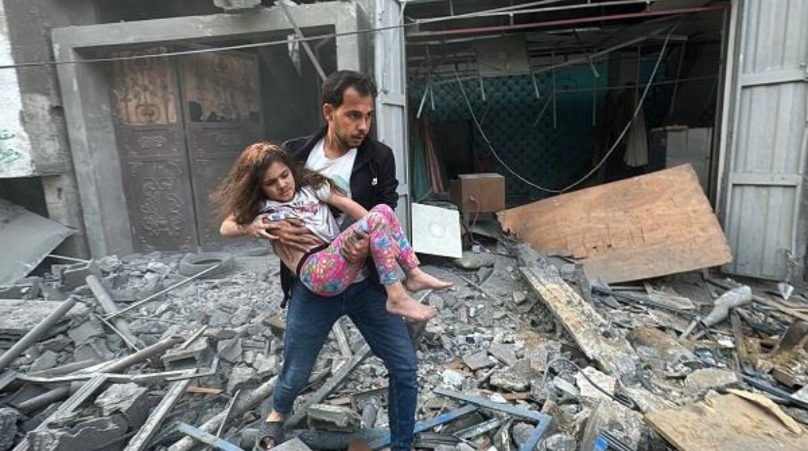 قصف أحد مراكز الإيواء في غزة - أرشيفية قصف أحد مراكز الإيواء في غزة - أرشيفية
