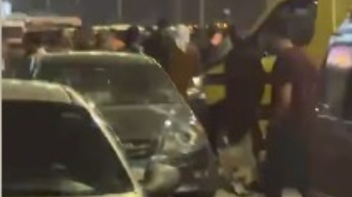 حادث تصادم يشل الحركة المرورية بطريق الواحات حادث تصادم يشل الحركة المرورية بطريق الواحات