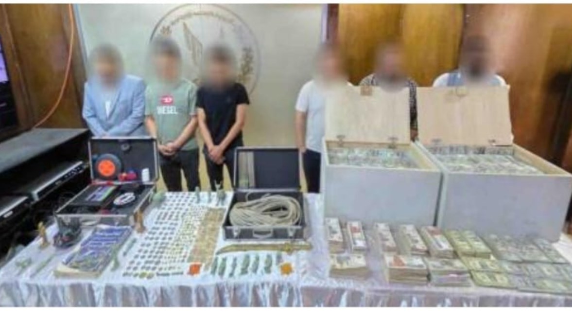 المتهمون وبحوزتهم القطع الفرعونية المقلدة المتهمون وبحوزتهم القطع الفرعونية المقلدة