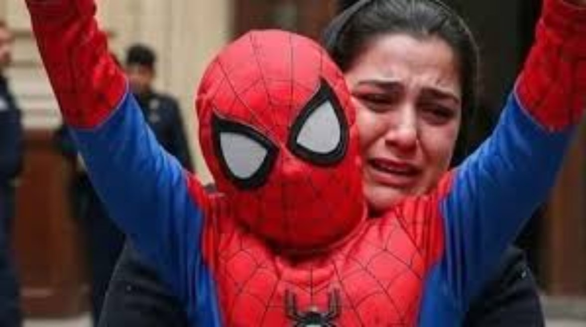 طفل دمنهور مع والدته - صورة مولدة بالذكاء الاصطناعي طفل دمنهور مع والدته - صورة مولدة بالذكاء الاصطناعي