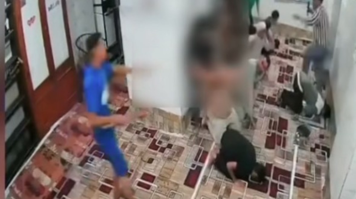 جانب من فيديو الاعتداء على شاب داخل مسجد بالسلام جانب من فيديو الاعتداء على شاب داخل مسجد بالسلام