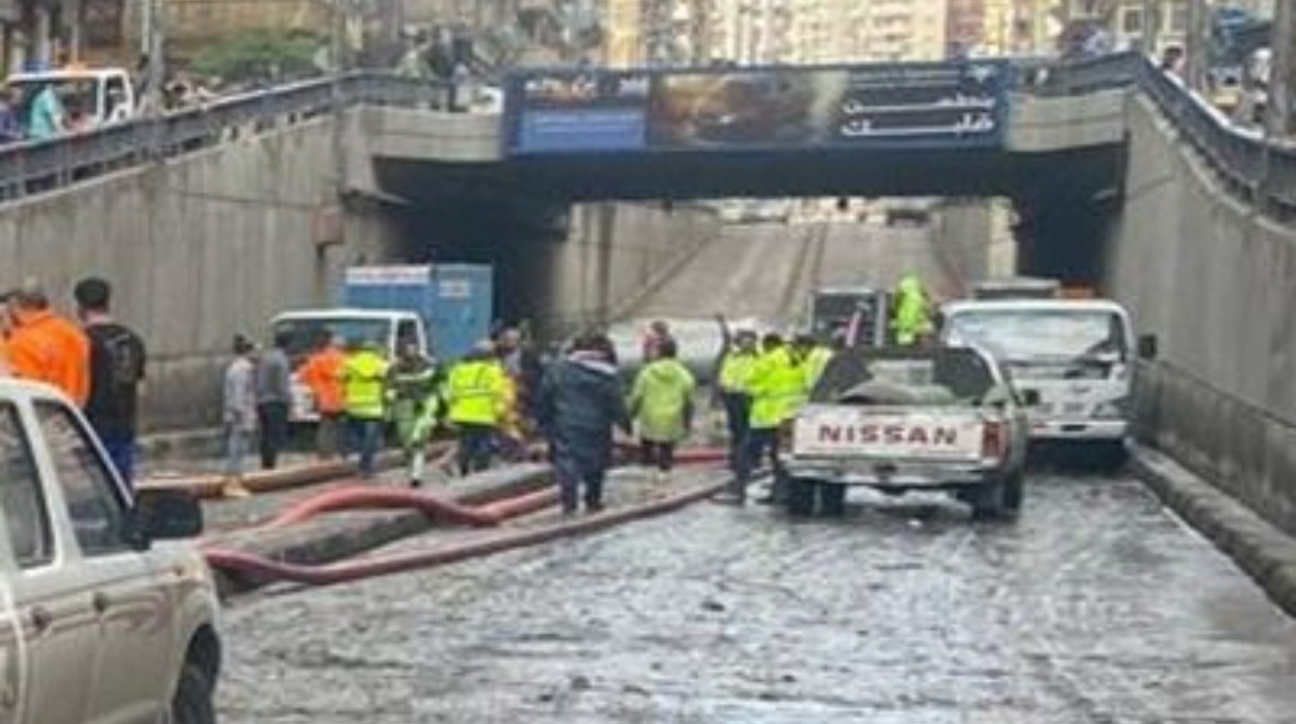 رجال الحماية المدنية في عملية إزالة تجمعات المياه ورفع الأضرار الناجمة عن موجة الطقس بالاسكندرية رجال الحماية المدنية في عملية إزالة تجمعات المياه ورفع الأضرار الناجمة عن موجة الطقس بالاسكندرية