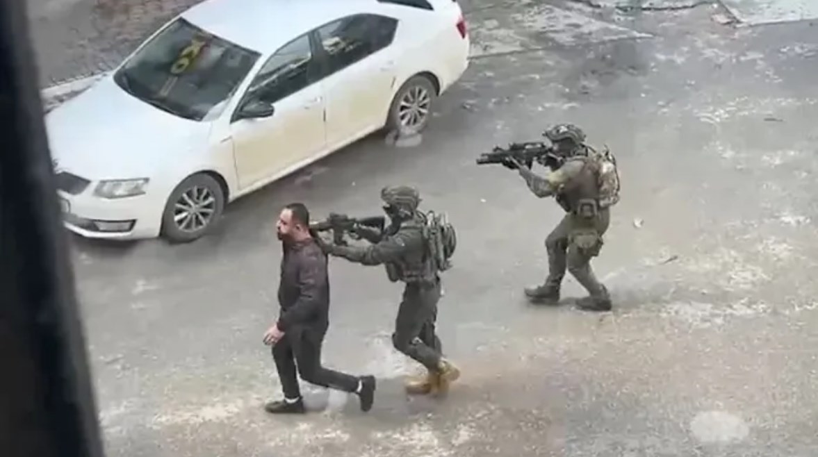 استخدام الفلسطينيين كدروع بشرية استخدام الفلسطينيين كدروع بشرية