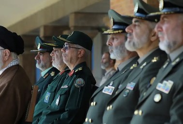 على خامنئي