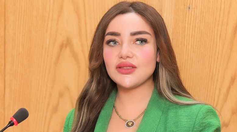 الباحثة الصيدلانية هبة محمد يوسف خلال مناقشة رسالة الماجستير