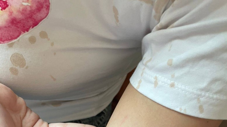 الاعتداء على سيدة وابنتها داخل محل بالتجمع