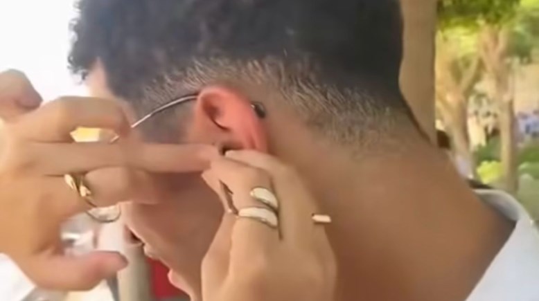 إخراج سماعة الغش من أذن الطالب 