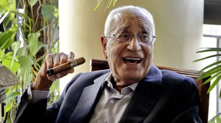 الكاتب الصحفي الراحل محمد حسنين هيكل