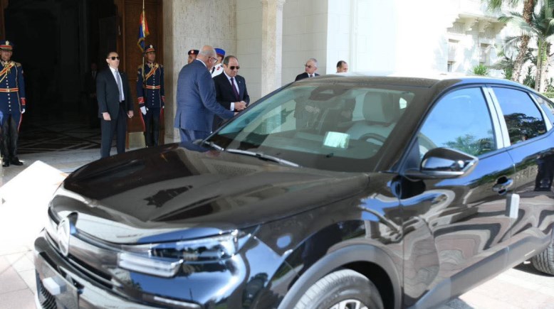 الرئيس السيسي مع اللواء مختار عبد اللطيف