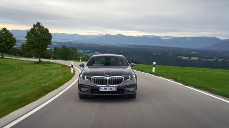 سيارة BMW 520i Luxury موديل 2025