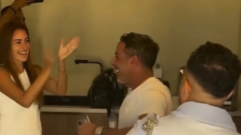أمينة خليل برفقة أصدقائها