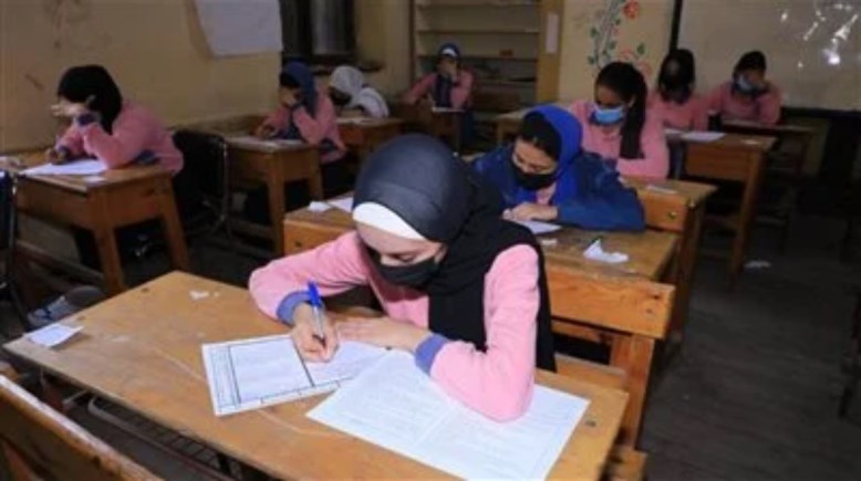 طالبات الصف الأول الثانوي