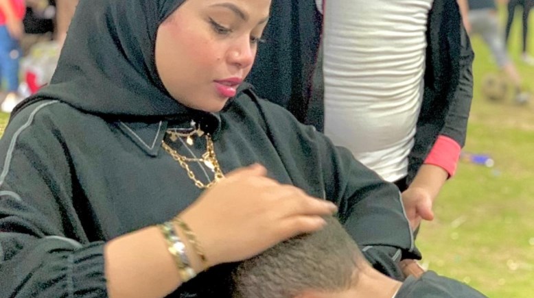 سلمى ضحيه الاهمال الطبي وهي تحتضن طفلها زين