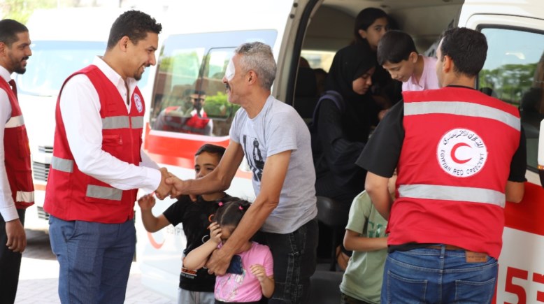 الهلال الأحمر المصري يوزع ملابس العيد