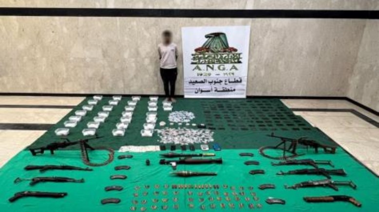 المتهم وجانب من المضبوطات 