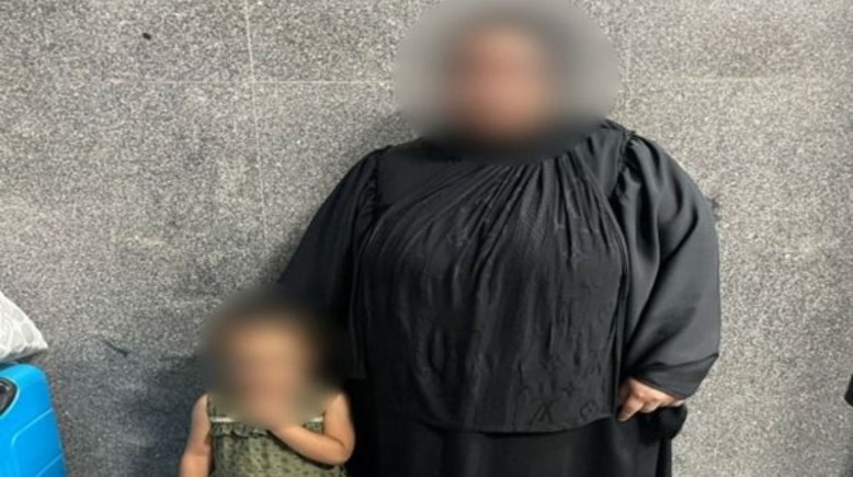 الطفلة ووالدتها 