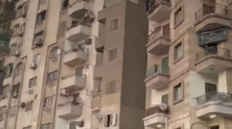 جانب من عقار السيدة زينب الآيل للسقوط  