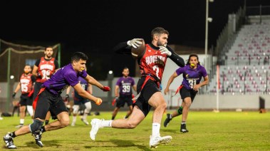  زياد عمار لاعب المنتخب الوطني لكرة القدم العلم