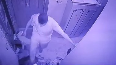 رجل يعتدي على جارته بإلقاء الحذاء عليها