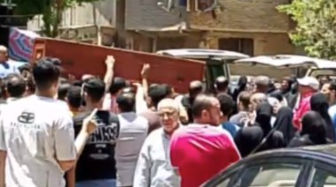 تشييع جثمان كريم ونجله رحلا في انهيار عقارات حدائق القبة