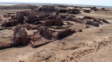 جانب من أعمال ترميم وصيانة عدد من المنشآت الأثرية المهمة بمدينة الفرما