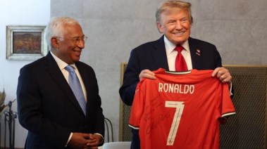 ترامب يحمل قميص رونالدو