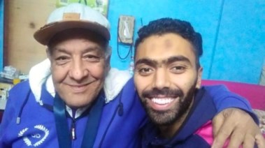 حسين الشحات وزوج والدته