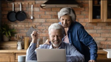 صورة تعبيرية عن السعادة بعد سن الخمسين