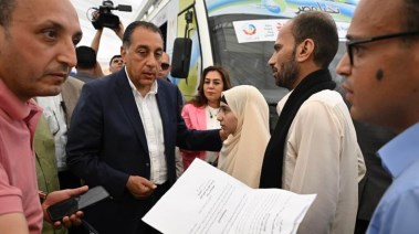 رئيس الوزراء مع والد الطفلة المصابة بالعمى